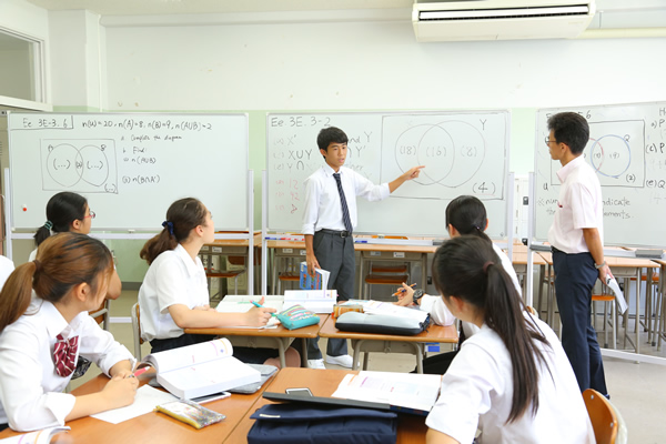 数学の授業（IBコース）。生徒が授業を進めている
