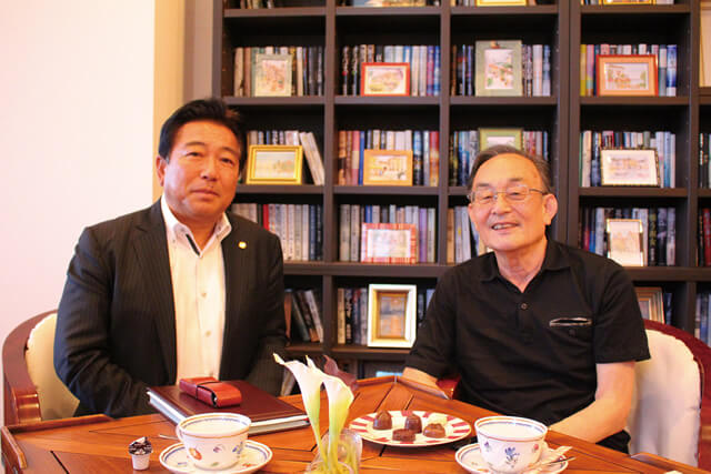 写真：中萬代表と松本先生の特別対談