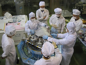 写真：初代プロジェクトマネージャーとして携わった赤外線天文衛星「あかり」観測装置の組み立て(後列) 