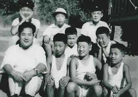 写真：中学生時代に通っていた塾の小林先生とその家族とのスナップ(後列右側)