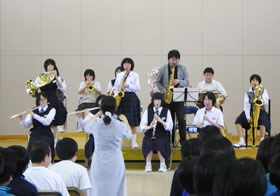 写真:東中学校体育館でコンサート