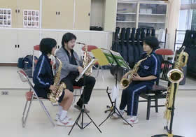写真:東中学校体育館でコンサート