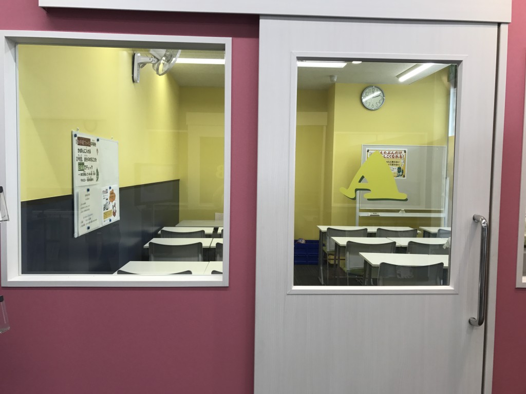 パズル道場DX専用の教室。ピンクの壁紙が目印です！