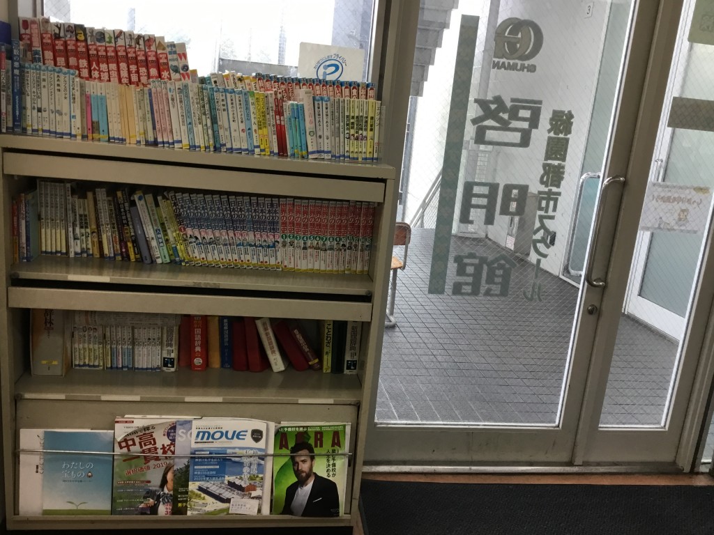 本はいつでも貸し出し可能です！「朝日小学生新聞」も置いています。
