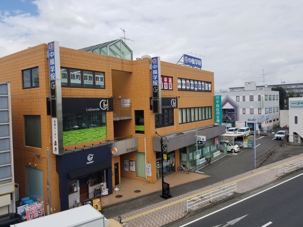 愛甲石田駅の南口に出ると、オレンジ色の建物が見えてきます。