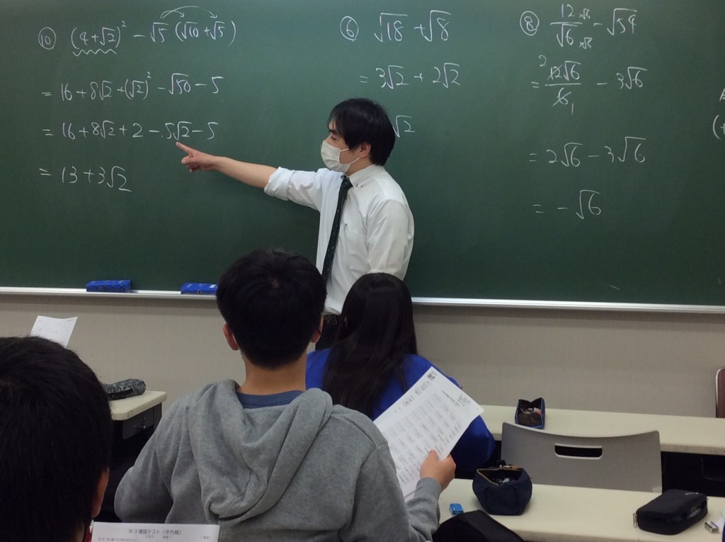 室長日浦の数学の授業です。毎回の確認テストで生徒もたくさん問題を解き、間違いの多い問題には解説を行っています。
また教師は必ずマスクをして授業を行っています。