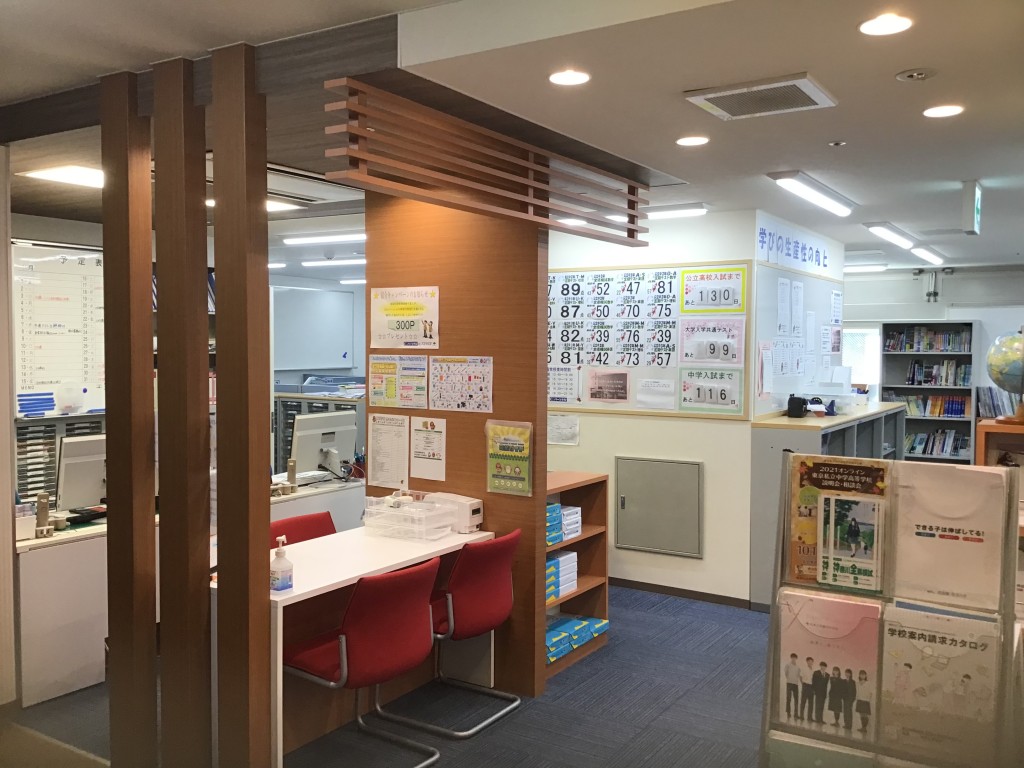 ＣＧ中萬学院川崎東口スクールと同じフロアに教室があります。
入口を入って右側がＣＧパーソナル川崎東口教室となります。