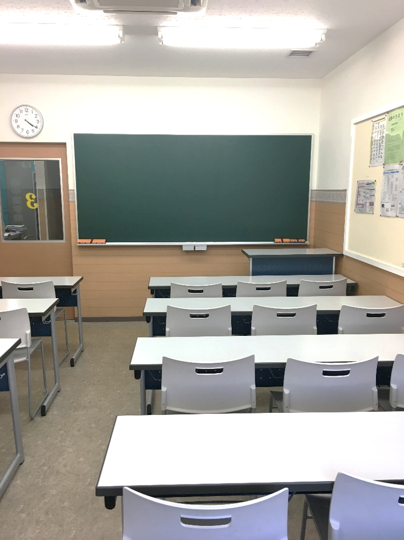 *　教室　*　　きれいな教室で、活気のある授業を行っています！上大岡スクールでは、学校と同じ黒板で授業をします！