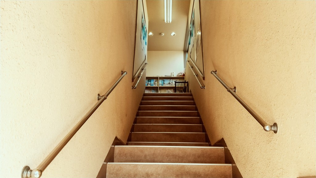階段がありますので、上がっていただくと教室があります。
ぜひ見学等お気軽にお越しください。