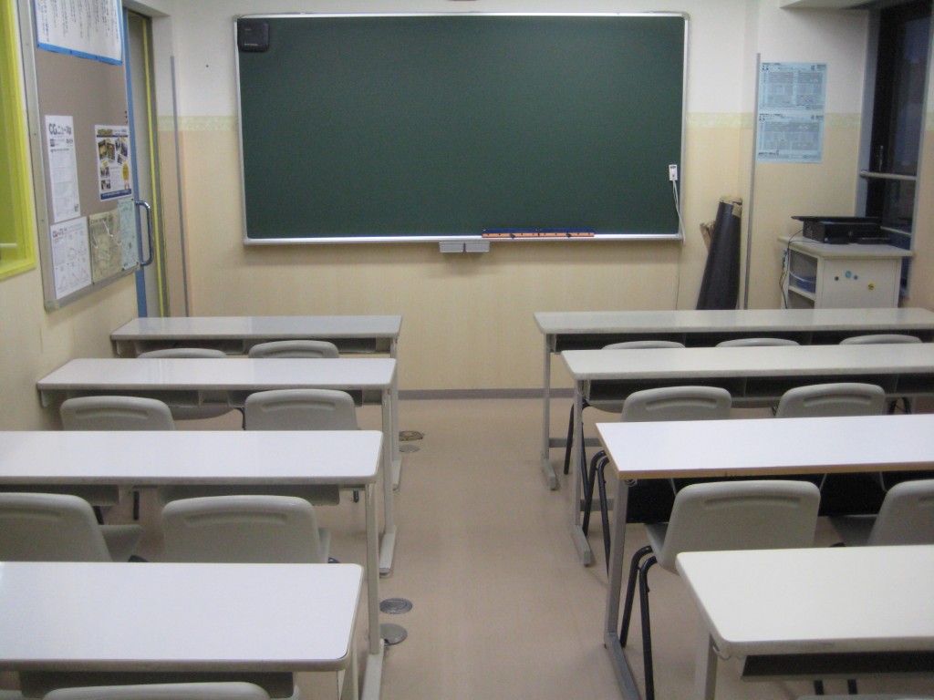教室風景
明るく清潔感のある教室で、集中して授業を受けられます。
（教室は１階と３階になります）