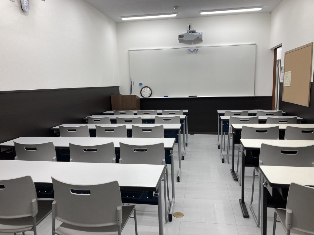 See-beの授業も見やすい、ホワイトボードの教室です。
少人数のクラス設定のため、ゆとりある座席で学習ができます。