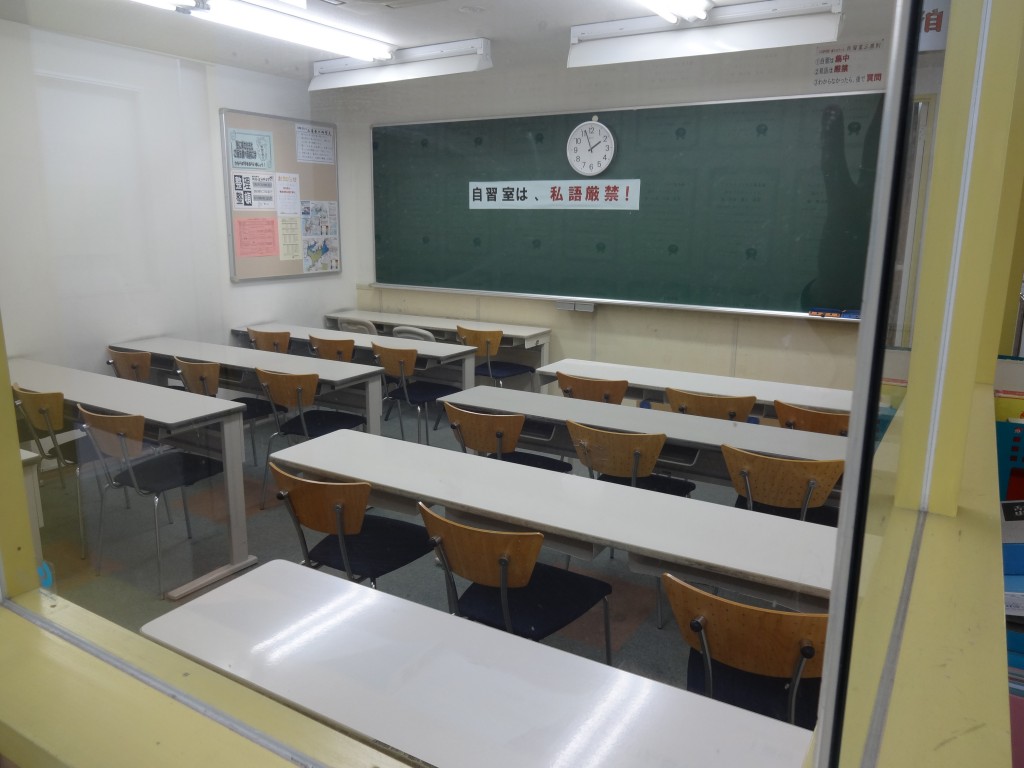 自習室は塾が開いてる時間に開放しています。職員室から中が見えるように窓があります。